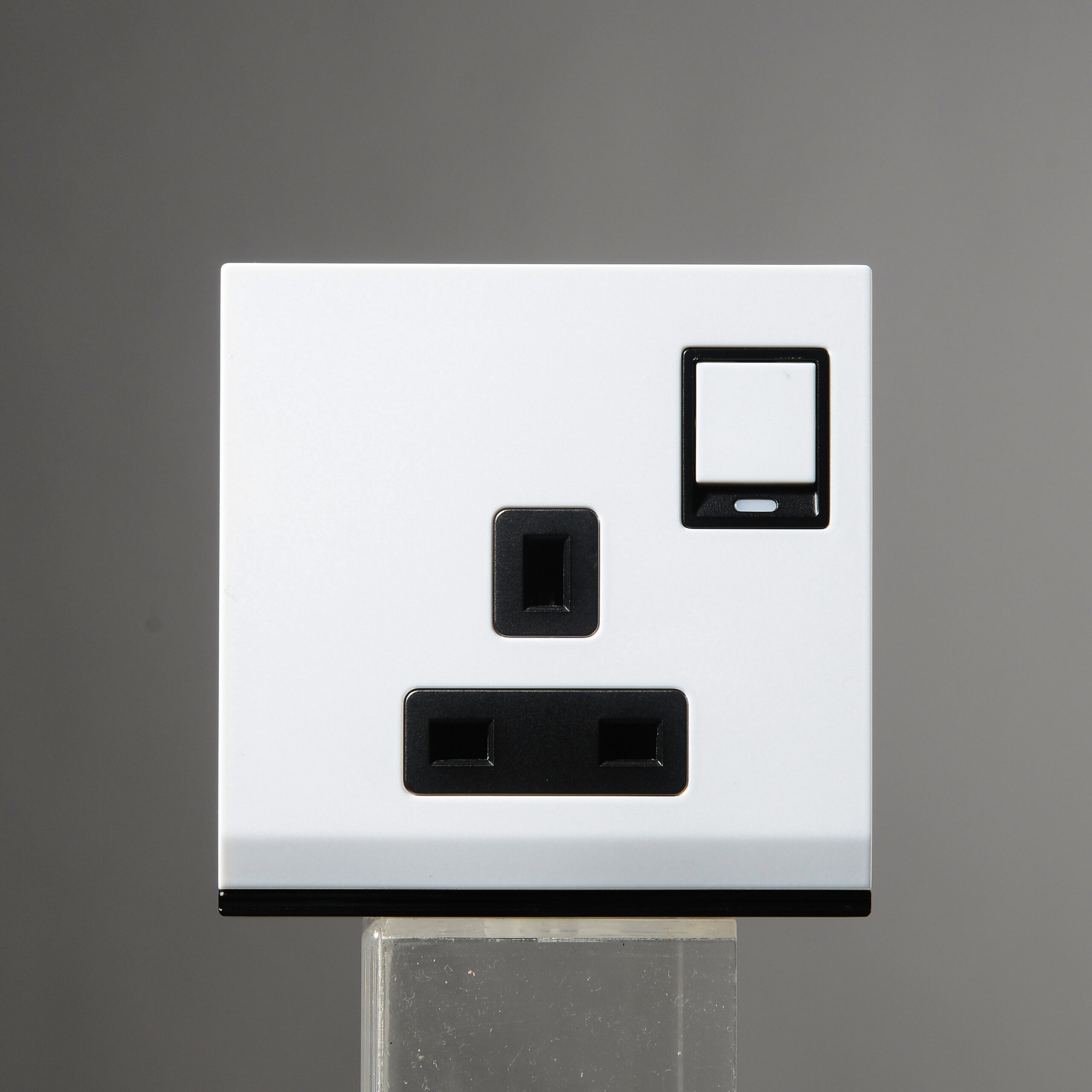 Switched socket with Indicator-Pearl White