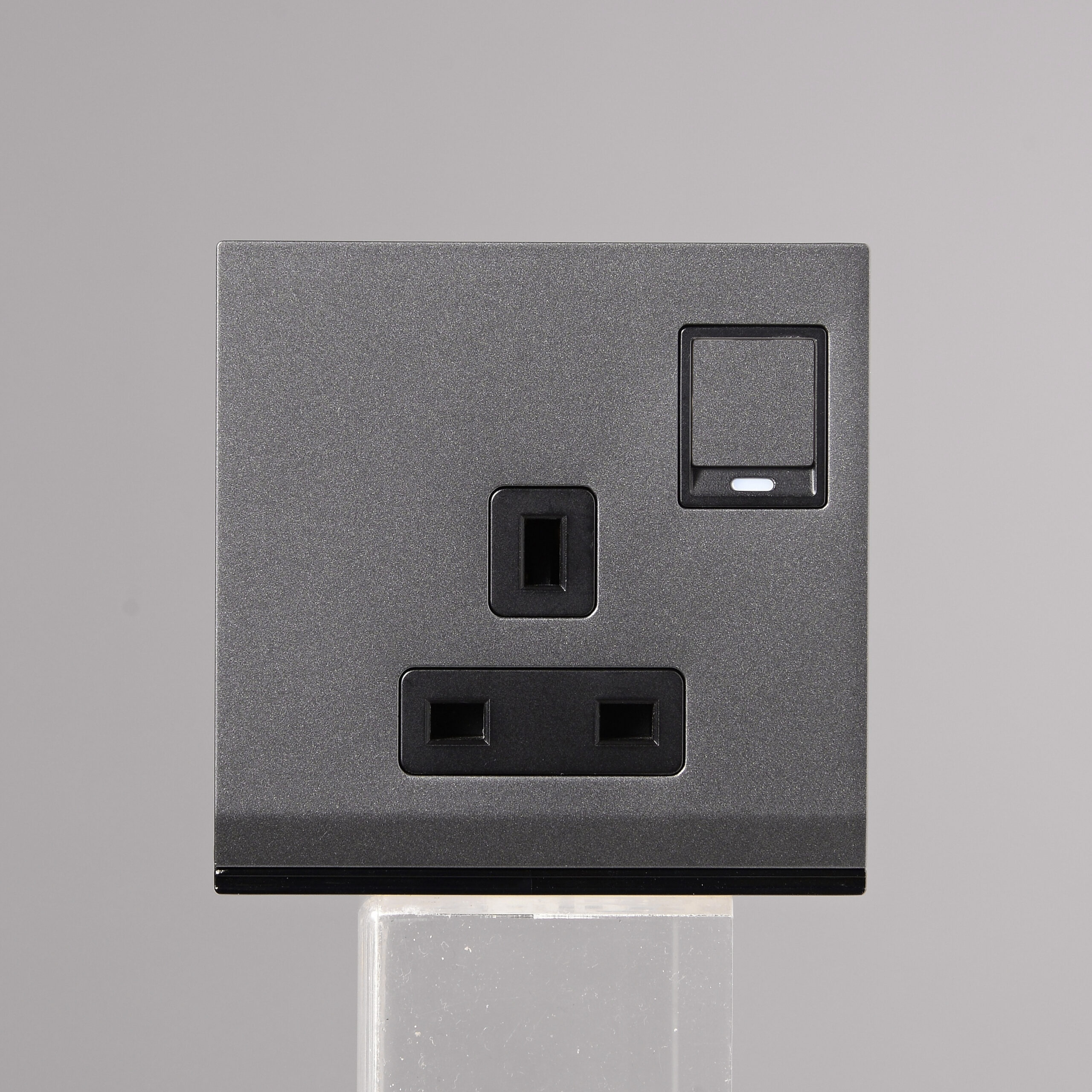 Switched socket with Indicator-Gun Metallic